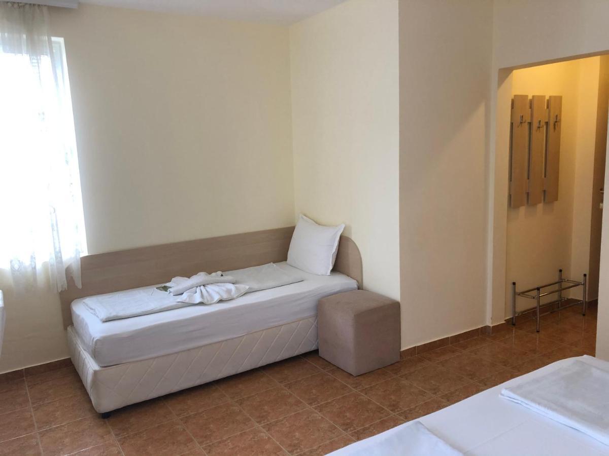 Borko Guest House Primorsko Esterno foto